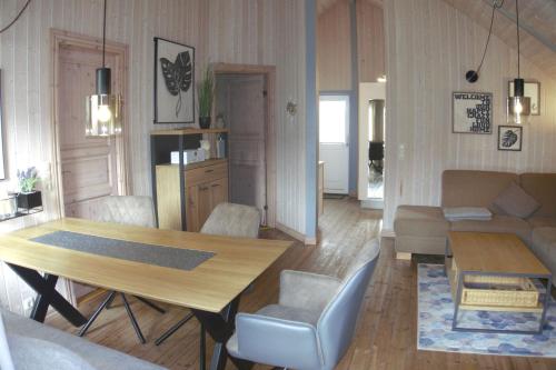 KaltenhofDänisches Ferienhaus的客厅配有木桌和沙发
