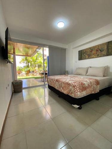 波拉马尔¡Hermoso Apartamento en Loma Real!的一间卧室设有一张床和一个滑动玻璃门