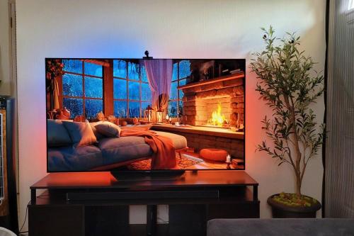 波特莫尔Gated Cozy Urban Luxe Retreat的客厅设有1台电视和壁炉