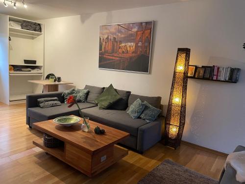 科隆Modernes Appartement im Grünen的客厅配有沙发和桌子