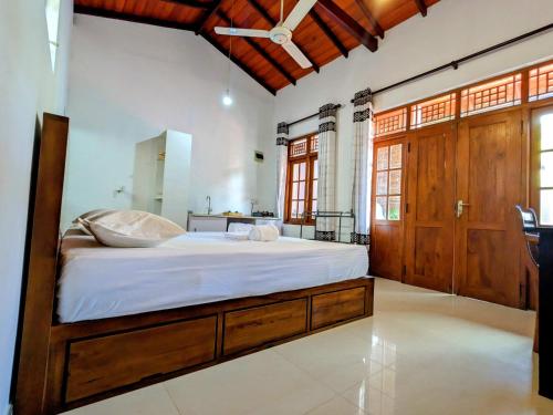 坦加拉Lavish Lodge, Tangalle, Sri Lanka的一间卧室配有一张带白色床单的大床