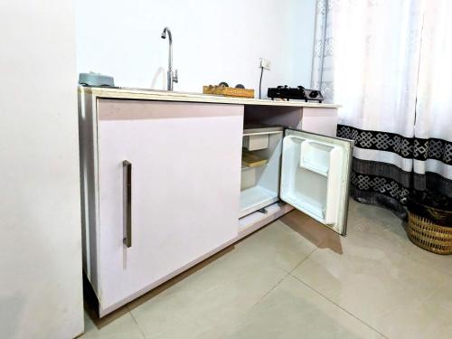 坦加拉Lavish Lodge, Tangalle, Sri Lanka的厨房配有开放式冰箱和水槽
