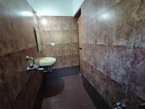 卡兰古特Maria Comfort Stay的一间带水槽和石墙的浴室