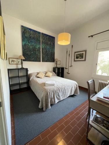 加里格利亚Campo La Carena的一间卧室配有一张蓝色地毯的床