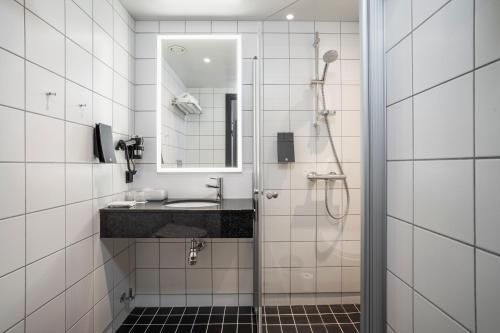 特罗姆瑟特罗姆瑟索恩酒店的浴室配有盥洗盆和带镜子的淋浴