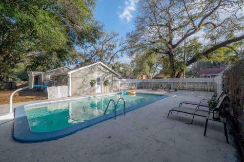 坦帕Pool house w/lg yard in the heart of Tampa的一座带房子的庭院内的游泳池