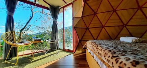 大叻Nature Homes Đà Lạt的客房设有床和大窗户。