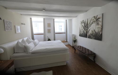 吕讷堡Lüneburg Zentral的白色卧室配有床和沙发