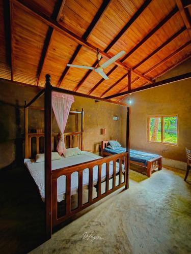 达瓦拉维River Edge Safari Cottage的一间卧室配有一张床和吊扇