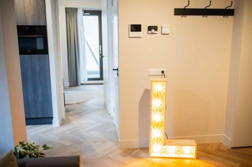 希佛萨姆Alphabet Apartments 1BR serviced apartments的走廊里的一个有灯的椅子