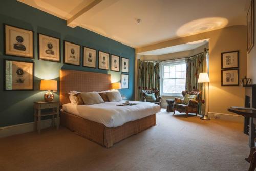 Tollard Royal金约翰旅馆的一间卧室配有一张带蓝色墙壁的大床