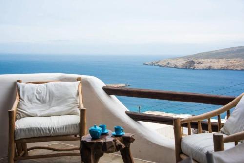 阿基奥斯·索斯蒂斯·米科诺斯Apt with Amazing Balcony View of Mykonos的阳台配有椅子,享有海景。