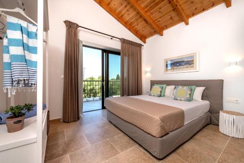 普莱诺斯Astarte Villas - Petra Elia Private Villa with Pool的一间卧室设有一张床和一个阳台