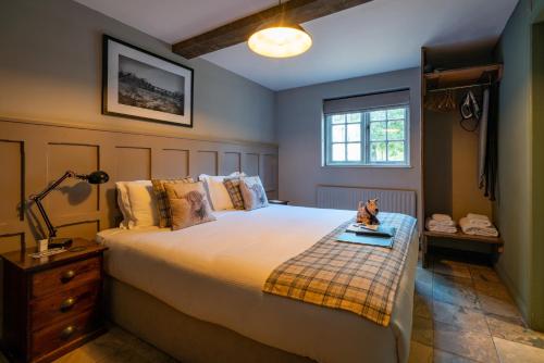 Saint Mary Bourne伯恩谷酒店 的一间卧室配有床、灯和窗户