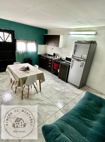 乌斯怀亚Rincon de Montañas的一间带桌子的厨房和一间带冰箱的厨房