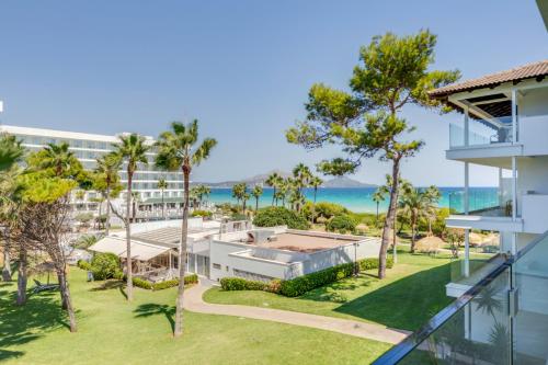 穆罗海滩Playa Esperanza Resort Affiliated by Meliá的房屋的空中景观,背景是大海