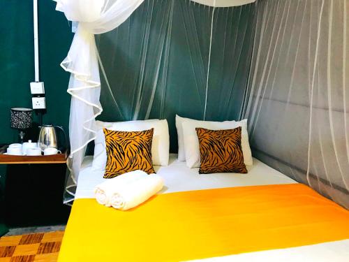 达瓦拉维Atha Safari Resort & Riverside Camping的床上有斑马枕头