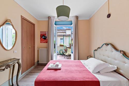 佛罗伦萨Ostello Bello Firenze的一间卧室配有一张带红色毯子的床
