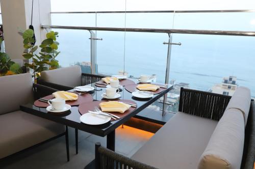 科伦坡Sofia Colombo City Hotel的一张餐桌,享有海景