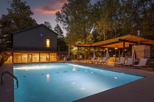 科斯比Roamstead Smoky Mountains的一个带椅子的游泳池以及一座房子