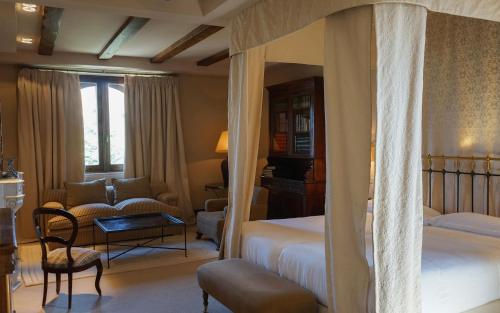布尔戈斯兰达酒店的一间卧室设有一张床和一间客厅。