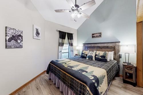 加特林堡Eagles Nest Escape的一间卧室配有一张床和吊扇