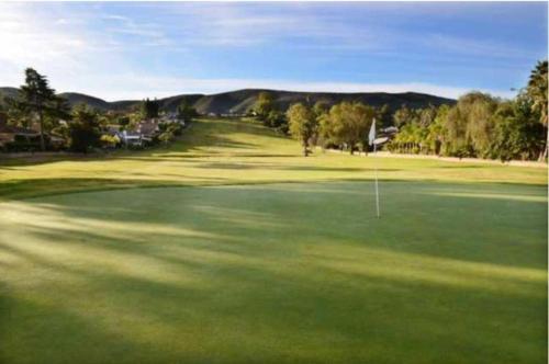 圣马科斯圣地亚哥北/圣马科斯原住客栈的享有高尔夫球场和绿色美景