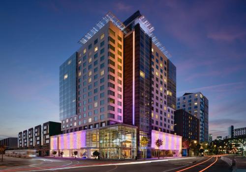 旧金山LUMA Hotel San Francisco - #1 Hottest New Hotel in the US 2023的城市高楼 ⁇ 染