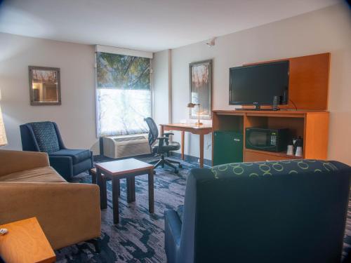 博伟公园Fairfield Inn & Suites Anaheim North Buena Park的带沙发和平面电视的客厅
