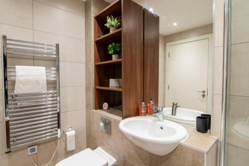 赫尔Luxury City Centre Apartment (Weekly Booking)的一间带水槽、卫生间和镜子的浴室