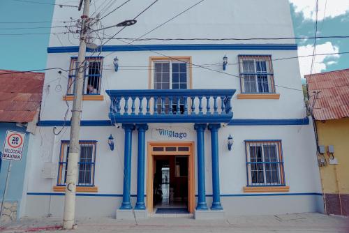 弗洛勒斯拉戈酒店的蓝色和白色的建筑,设有阳台