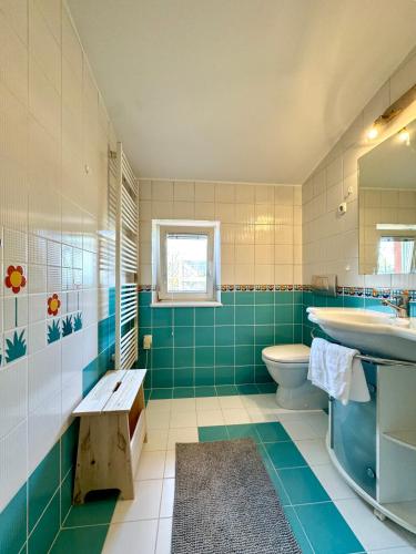 卢布尔雅那Central Villa with Garden的浴室配有盥洗盆、卫生间和浴缸。