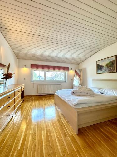 卢布尔雅那Central Villa with Garden的一间大卧室,配有一张大床和木地板
