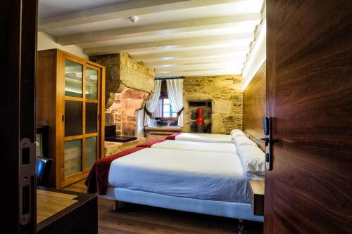圣地亚哥－德孔波斯特拉Hotel Alda Bonaval的卧室配有一张白色大床