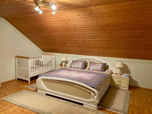 StutenseeSchöne Wohnung im Grünen的一间卧室设有一张床和木制天花板