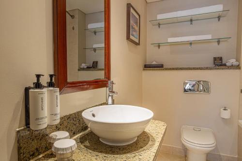开罗城市之星住桥套房公寓的一间带白色碗水槽和卫生间的浴室
