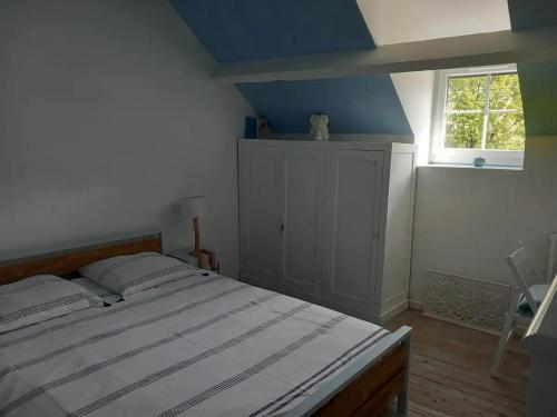布尔日Chambre bleue avec accès plage的一间卧室设有一张蓝色天花板的大床