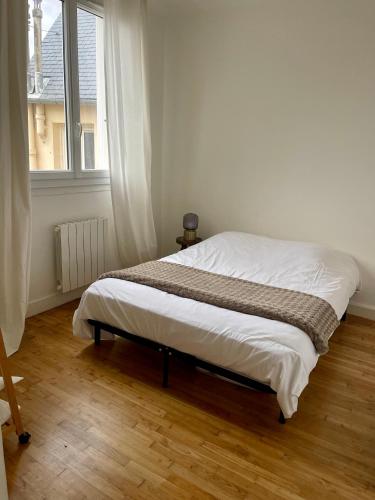 雷恩Le 30 Rennais - T4 en plein centre ville的白色客房的一张床位,设有窗户