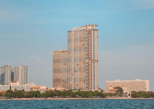 乔木提恩海滩Copacabana Jomtien Premium Residence & Yahaha的水景城市景观