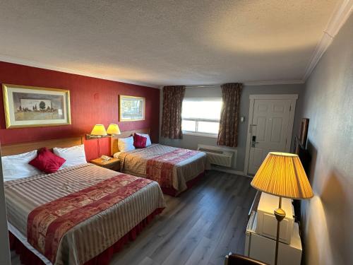 康沃尔HOTEL CLASSIC COMFORT的酒店客房设有两张床和窗户。