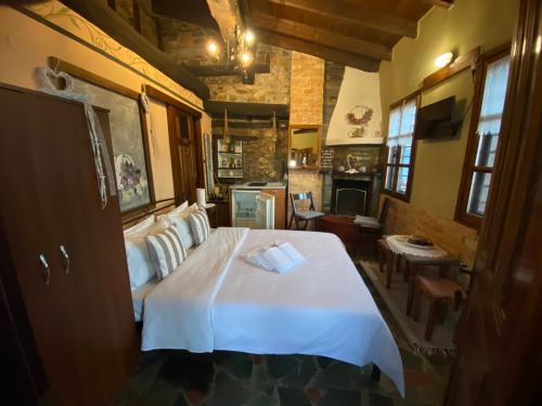 帕莱斯潘蒂雷蒙Traditional Guesthouse Erato的卧室配有一张白色大床