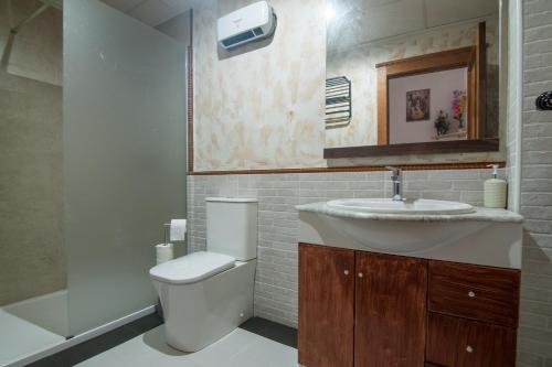 VillamaleaCasa Rural El Olivo的一间带水槽、卫生间和镜子的浴室