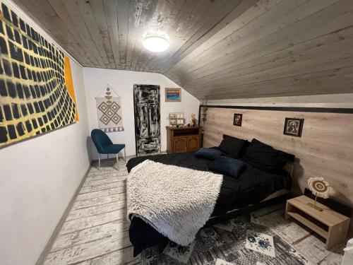 皮亚特拉凡塔讷勒Casa de vacanță Hera - Pasul Tihuța - Un colțișor de rai的一间卧室设有一张床和木制天花板