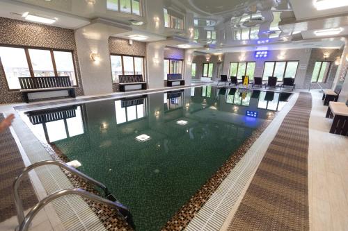 斯基希德尼萨TAOR Karpaty Resort & Spa的一座带游泳池的大楼内的大型游泳池