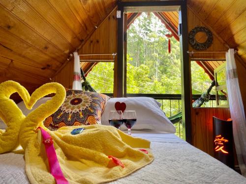 维奥康德马奥Alto na Montanha Chalé 1的一间卧室配有一张带两个天鹅的床