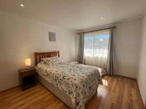 康塞普西翁Casa con inmejorable ubicación的一间卧室设有一张床和一个窗口