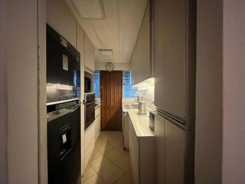 康塞普西翁Casa con inmejorable ubicación的厨房配有黑色冰箱和炉灶。