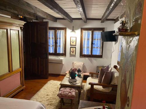 帕莱斯潘蒂雷蒙Traditional Guesthouse Erato的客厅配有沙发和桌子