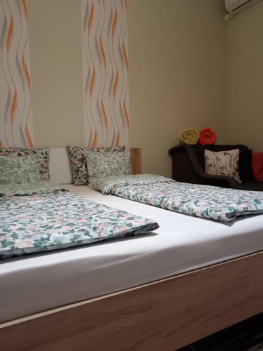 毛科Hársfa apartman的卧室内两张并排的床