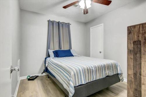 Comfy 3 bedroom home w/ fenced yard客房内的一张或多张床位